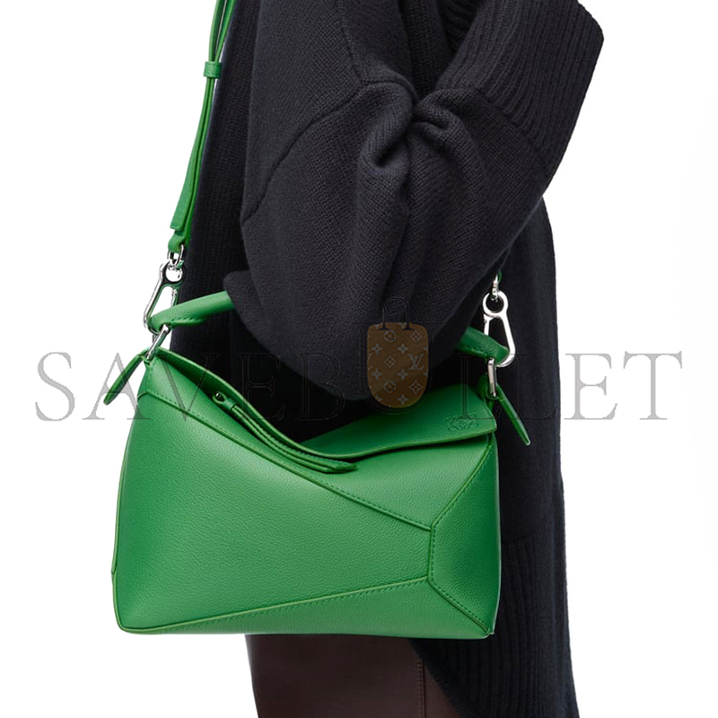 LOEWE SMALL PUZZLE EDGE BAG IN SOFT GRAINED CALFSKIN A510P60X77-4748 (24*16.5*10.5cm) LOEWE SMALL PUZZLE EDGE BAG IN SOFT GRAINED CALFSKIN A510P60X77-4748 (24*16.5*10.5cm)