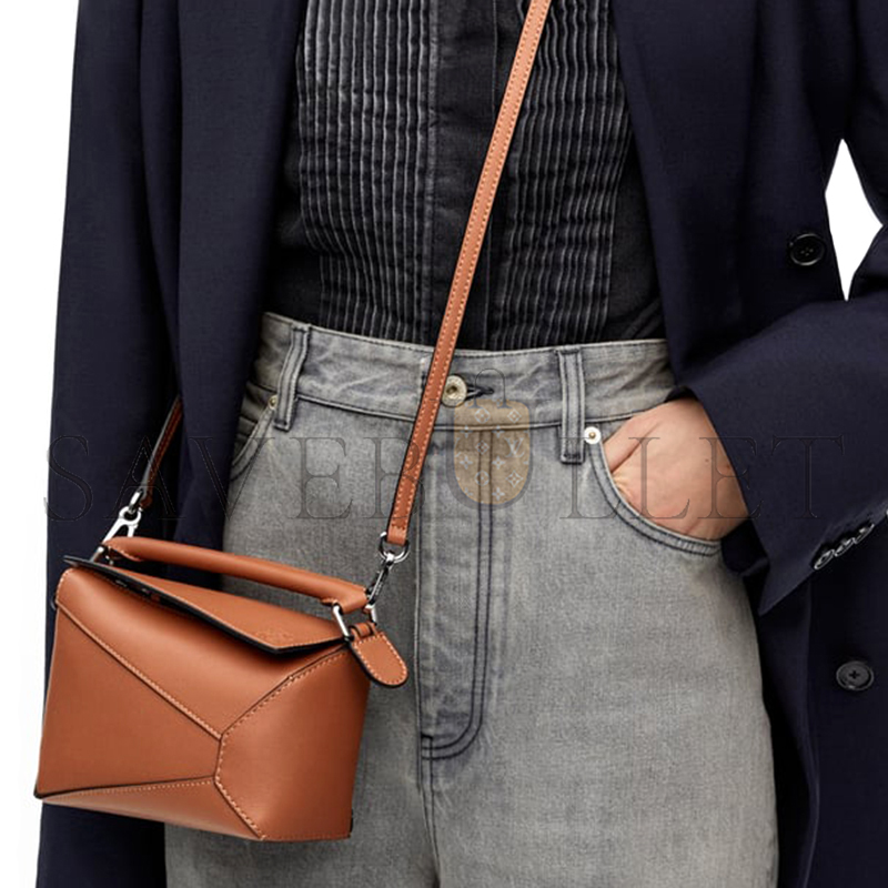 LOEWE MINI PUZZLE EDGE BAG IN CLASSIC CALFSKIN A510P88X26-2530 (18*12.5*8cm) LOEWE MINI PUZZLE EDGE BAG IN CLASSIC CALFSKIN A510P88X26-2530 (18*12.5*8cm)